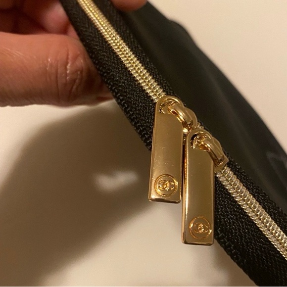 CHANEL
Chanel Mesh tote Bag included
Makeup Pouch - Picture 7 of 13